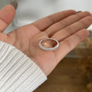 Vista dettagliata dell'anello eternity in argento 925 con pavé completo di moissanite