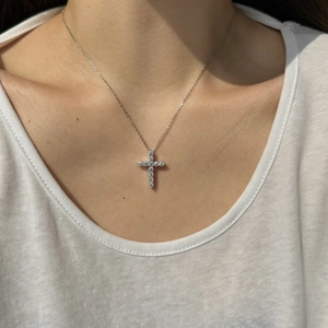 Vue détaillée d'un pendentif croix en argent S925 avec moissanite sur un mannequin