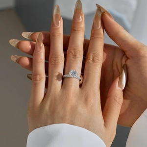 Nahaufnahme eines 2 Karat Moissanit-Rings mit S925 Silberband und Seitensteinen