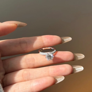 Nahaufnahme des S925 Sterlingsilberrings mit eingraviertem Stempel und rundem Moissanit-Stein