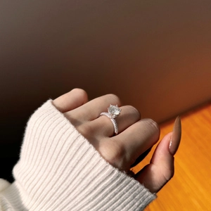 Nahaufnahme eines 2 Karat Moissanit S925 Silberrings mit Sechs-Krallen-Fassung an der Hand