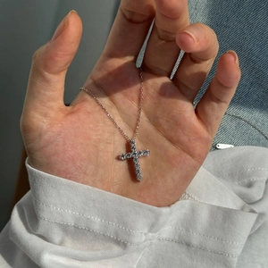 Vue rapprochée du pendentif croix en argent S925 avec pavé de moissanite étincelant