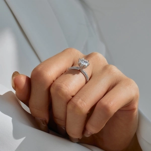 Detailansicht eines 2ct Moissanit-Rings mit Sechskant-Fassung und funkelndem Pavé-Band