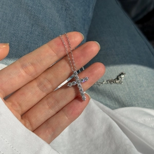 Collier croix classique en argent sterling S925 avec pierres de moissanite et chaîne fine