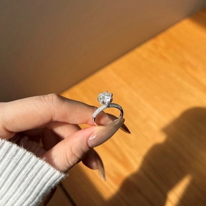 Nahaufnahme eines S925 Silberrings mit 2 Karat Moissanit im Sechs-Klauen-Design am Finger
