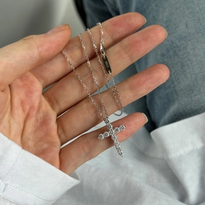 Gros plan du pendentif croix en argent sterling S925 orné de moissanites étincelantes