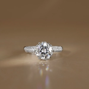Detail eines 2ct Moissanit-Rings mit Sechs-Krallen-Fassung und Pavé-Diamanten auf S925 Silber