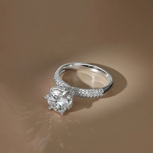 Luxuriöser S925 Sterling Silber 2 Karat Moissanit Verlobungsring mit Sechs-Krallen-Fassung