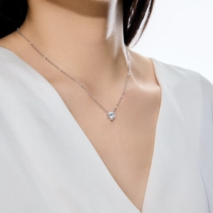 Gros plan du collier en argent sterling S925 avec pendentif solitaire étincelant