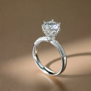 Makroaufnahme von 2 Karat Moissanit-Ring mit Sechs-Krallen-Krone und Pavé-Fassung
