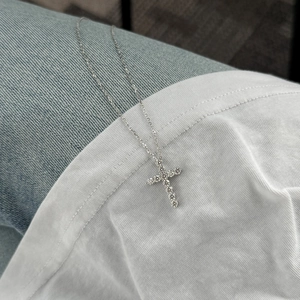 Détail du pendentif croix en argent sterling serti de pierres moissanite scintillantes