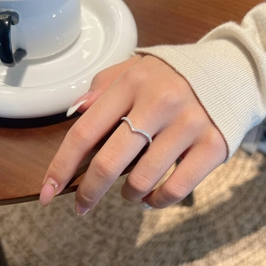 Elegant V-shaped S925 sterling silver ring with pavé moissanite for minimalist layering