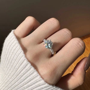 Klassischer S925 Sterlingsilber Ring mit 2 Karat Moissanit und funkelnden Seitensteinen