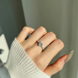 Close-up of S925 sterling silver ring featuring a 2-carat heart-shaped center stone