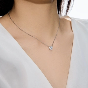 Gros plan du collier coeur en argent avec pierre de zircone claire porté par un mannequin