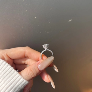Funkelnder S925 Sterlingsilber 2 Karat Moissanit Verlobungsring mit Hidden Halo
