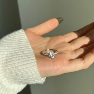 S925 sterling silver heart-shaped ring with 2-carat moissanite and pave diamonds