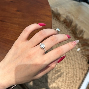 S925 Sterling Silber Halo Ring mit einem Karat Moissanit Diamant an einer Frauenhand