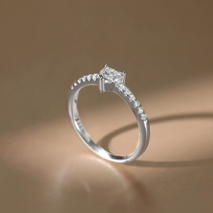 Macro shot of S925 silver ring featuring a 2-carat heart-shaped moissanite center stone