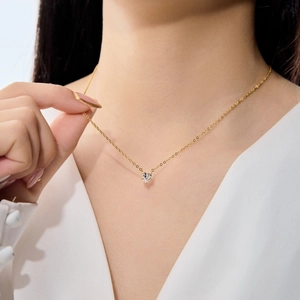 Gros plan d'un collier avec pendentif cœur en argent S925 sur un cou de femme
