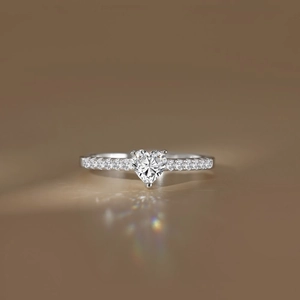 Macro detail of S925 silver heart ring with 2-carat moissanite and rainbow fire light