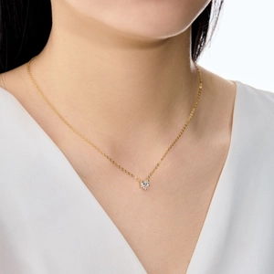 Gros plan du collier en argent S925 doré avec pendentif coeur et zircon cubique brillant