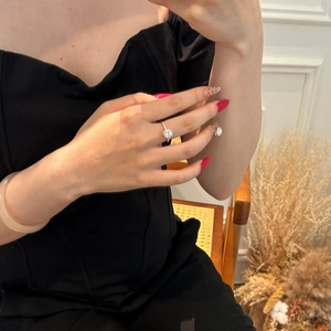 S925 Silberring mit 1 Karat Moissanit-Diamant getragen an der Hand einer Frau