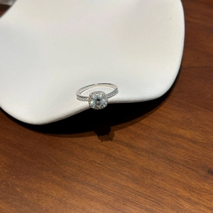 Eleganter S925 Sterlingsilber Ring mit rundem Moissanit-Halo auf Holzgrundlage