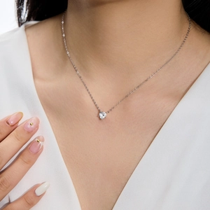 Vue détaillée d'un collier en argent sterling S925 avec pendentif cœur en zircone