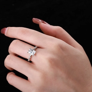 Détail de la bague en argent S925 avec pierre rectangulaire et sertissage de diamants