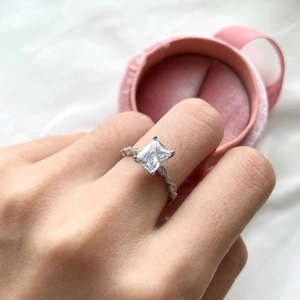 Bague en argent sterling S925 avec diamant rectangulaire et coffret cadeau en velours