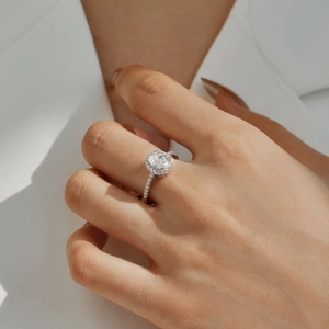 Gros plan d'une bague en argent 925 avec une pierre moissanite ovale sur la main