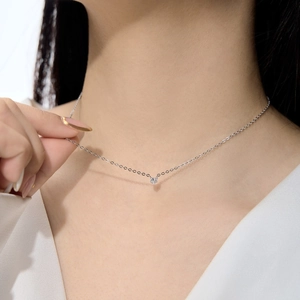 Détail du collier en argent S925 avec pendentif diamant en forme de cœur sur modèle