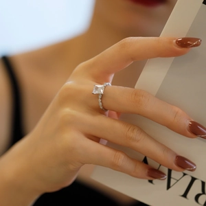 Vue rapprochée d'une bague en argent S925 avec diamant carré et serti micro-pave