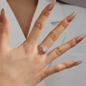 Détail macro de bague en argent S925 avec moissanite 1,2 carat et design halo