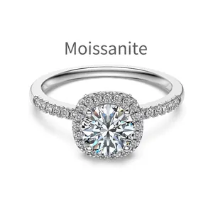 Eleganter Ring aus S925 Sterlingsilber mit Moissanit im Halo-Design und Seitensteinen