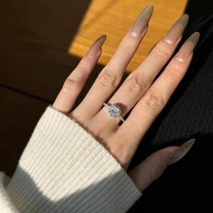 Gros plan détaillé d'une bague en argent avec moissanite ovale sertie en halo
