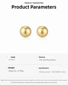 Détail macro de boucles d'oreilles boules 5mm en argent S925 plaqué or 18K mat