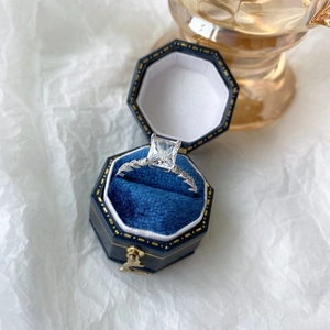 Bague élégante en argent S925 avec pierre carrée dans un écrin en velours bleu