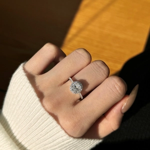 Bague élégante en argent sterling S925 avec moissanite de 1,2 carat et halo