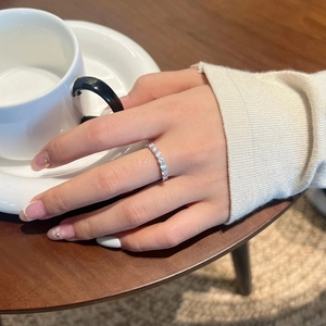 Élégante bague en argent sterling S925 avec moissanite dans un décor lifestyle