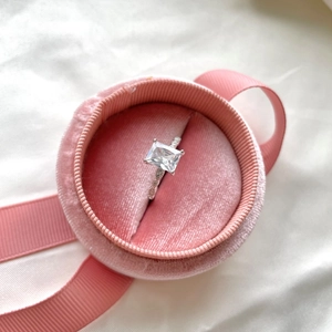 Bague élégante en argent S925 avec diamant carré dans son écrin de velours rose