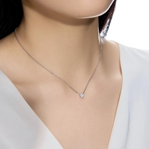 Gros plan du collier en argent S925 minimaliste avec un pendentif solitaire étincelant