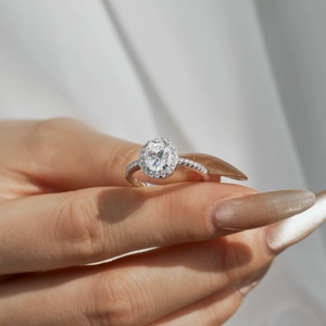 Bague classique en argent S925 avec moissanite ovale sertie de halo sur le doigt