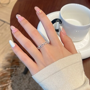 Anello a catena in argento S925 con pietre di moissanite sulla mano femminile