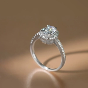 Détail macro d'une bague halo en moissanite ovale avec anneau pavé de diamants