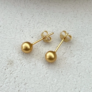 Boucles d'oreilles boules minimalistes en argent sterling S925 doré mat avec fermoirs papillon