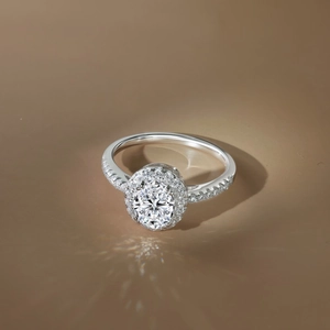 Vue macro de la bague moissanite ovale sertie halo avec pavé de diamants sur argent