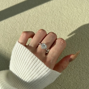 Gros plan d'une bague en argent 925 avec moissanite en forme de cœur portée au doigt