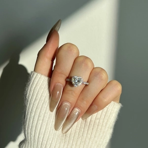 Gros plan d'une bague en moissanite en forme de cœur avec sertissage halo
